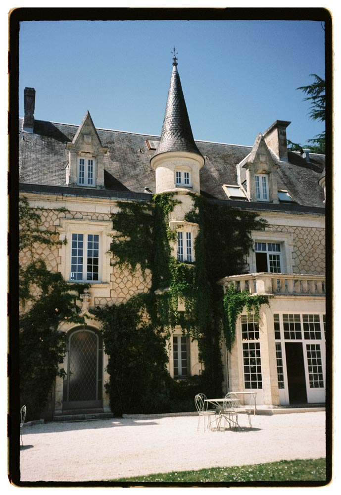 Analog Foto: Französisches Schloss mit Turm und efeubewachsener Fassade, Kiesvorplatz